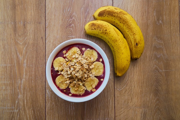 Vista dall'alto Ciotola con banane e muesli.