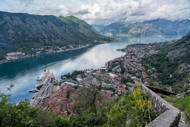 Vista dall'alto Città Vecchia di Kotor in Montenegro