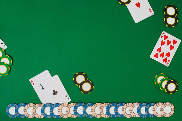 Vista dall'alto con copia spazio. Modello di layout del modello di banner per casinò online. Tavolo verde, vista dall'alto sul posto di lavoro. banner per casinò online e giochi d'azzardo