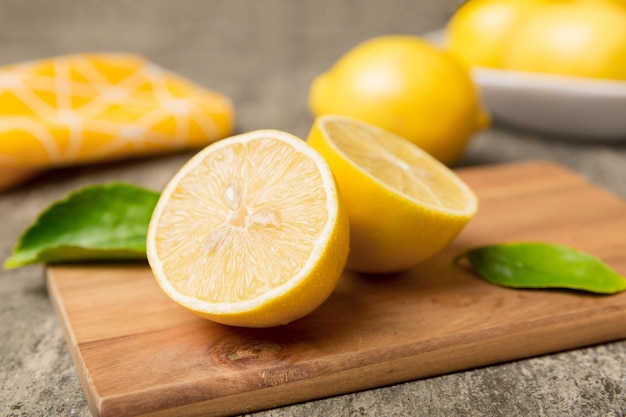 Vista dall'alto con spazio per la copia di limoni freschi e maturi sul tagliere Sfondo di cibo sano Sfondo elegante di fette di limone e limone con sfondo colorato spremiagrumi