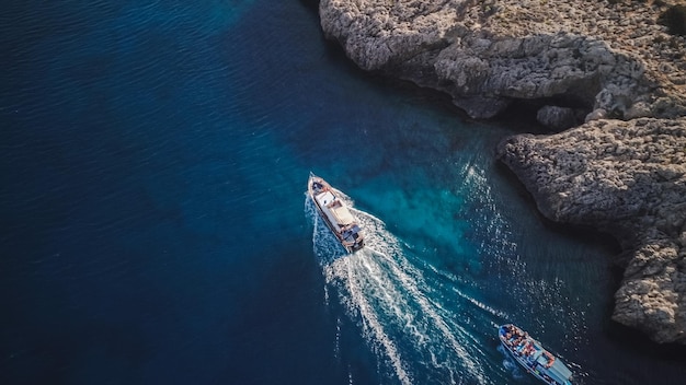 Vista dall'alto dal drone del motoscafo nell'acqua blu