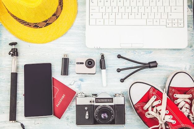 Vista dall'alto degli accessori del viaggiatore Piano di viaggio, vacanza viaggio, turismo Instagram cerca immagine di viaggio