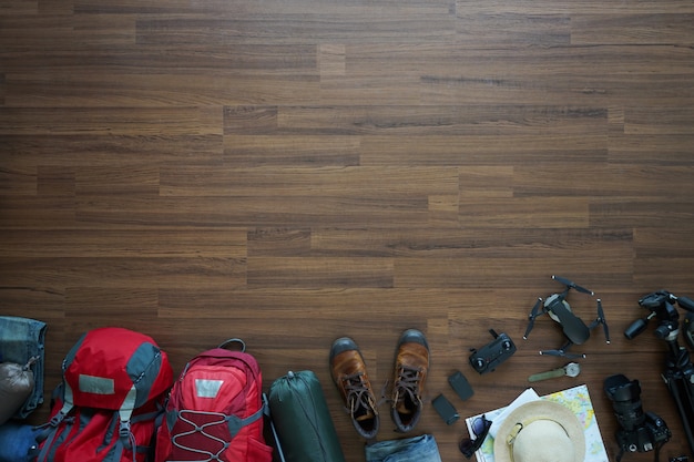 Vista dall&#39;alto degli accessori del viaggiatore, vacanza in viaggio, mockup del turismo, zaino