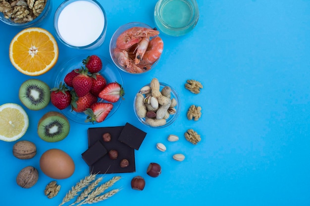 Vista dall'alto degli allergeni alimentari sullo sfondo blu Spazio di copia Concetto di allergia alimentare