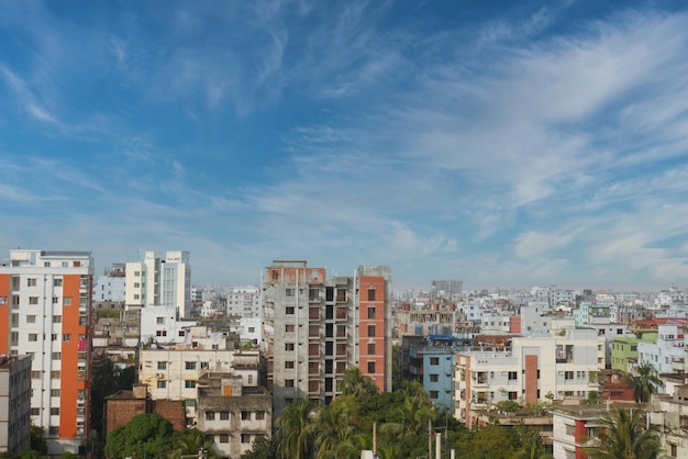 Vista dall'alto degli edifici residenziali e finanziari della città di dacca al giorno di sole