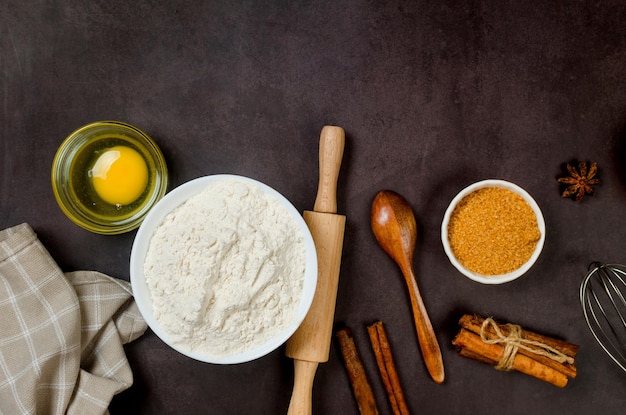 Vista dall'alto degli ingredienti prodotti da forno sul vecchio tavolo scuro