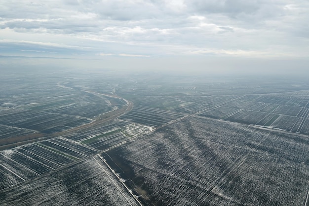 Vista dall'alto dei campi agricoli coperti di neve.