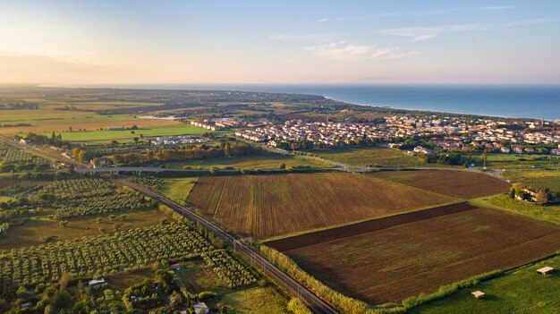 Vista dall'alto dei campi e del lungomare di Vada nella regione Toscana.Italia.