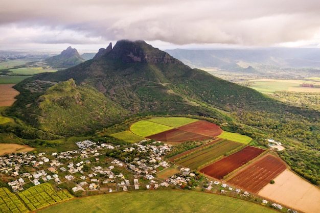 Vista dall'alto dei campi seminati situati sull'isola di Mauritius.