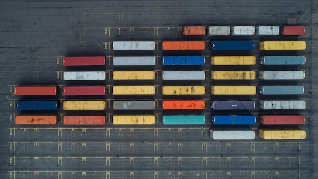 Vista dall'alto dei container marittimi