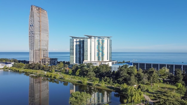 Vista dall'alto dei nuovi grattacieli della città di Batumi