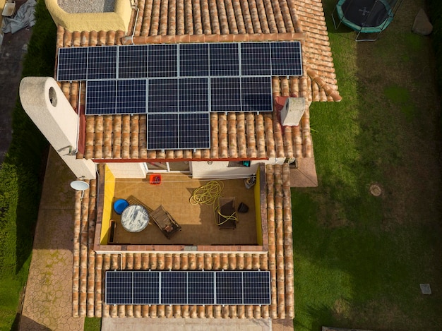 Vista dall'alto dei pannelli solari installati sul tetto
