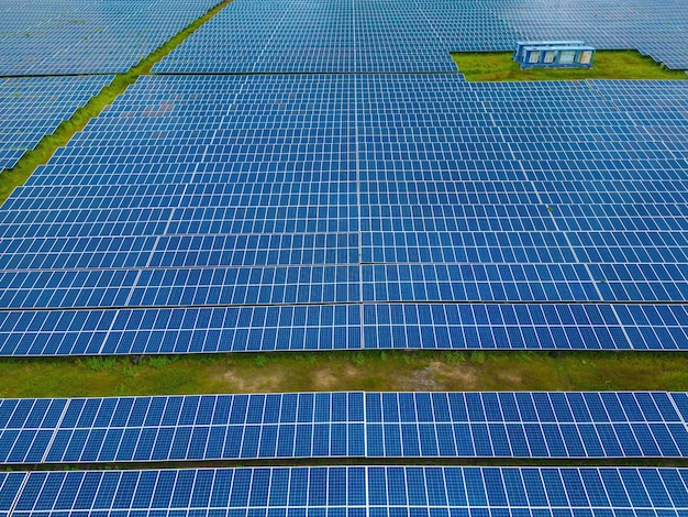 Vista dall'alto dei pannelli solari nella fattoria Fonte alternativa di elettricità I pannelli solari assorbono la luce solare come fonte di energia per generare elettricità creando energia sostenibile