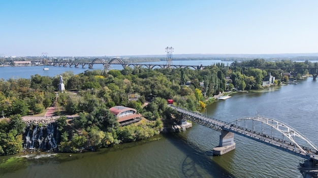 Vista dall'alto dei ponti per l'isola attraverso il fiume Dnepr