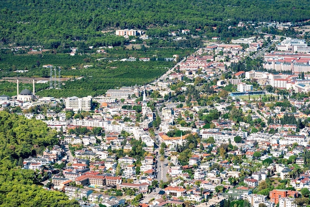 Vista dall'alto dei quartieri urbani e dei campi suburbani nella bellissima valle della città di Kemer, Turchia