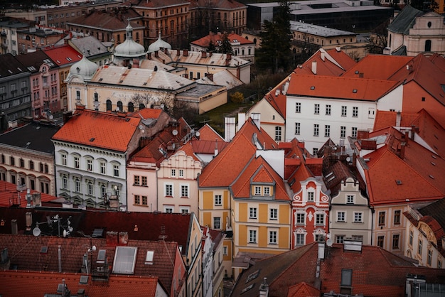 Vista dall'alto dei tetti di terracotta rossa nella Repubblica ceca vista aerea dell'architettura della città vecchia