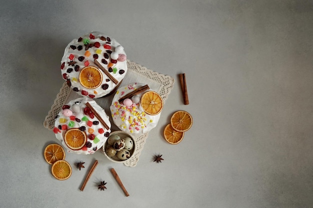 Vista dall'alto dei tradizionali dolci pasquali decorati con frutta secca su sfondo grigio Uova di Pasqua