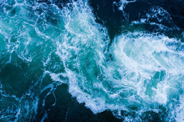 Vista dall'alto dei vortici d'acqua blu nel mare Mar Baltico