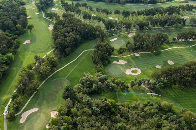 Vista dall'alto del campo da golf verde