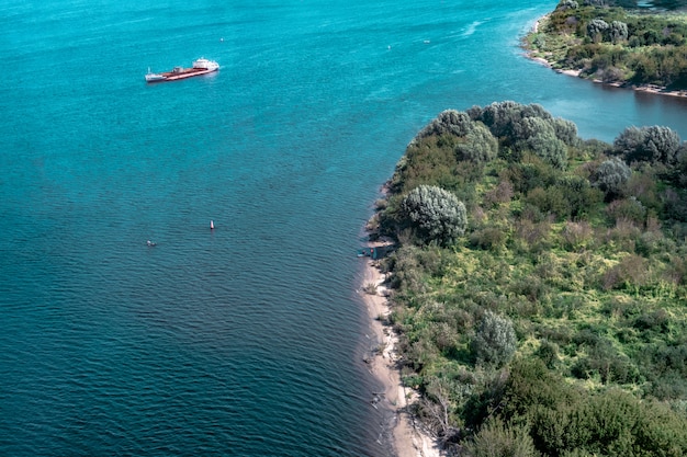 Vista dall&#39;alto del canale di spedizione, il mare e la nave.