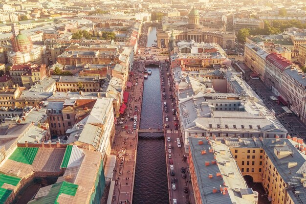 Vista dall'alto del canale fluviale in una bellissima città europea