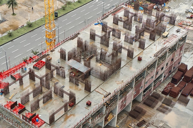 Vista dall'alto del cantiere. Fase iniziale della costruzione di un grattacielo.