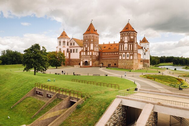 Vista dall'alto del castello di Mir in Bielorussia e il parco in una giornata estiva.Bielorussia