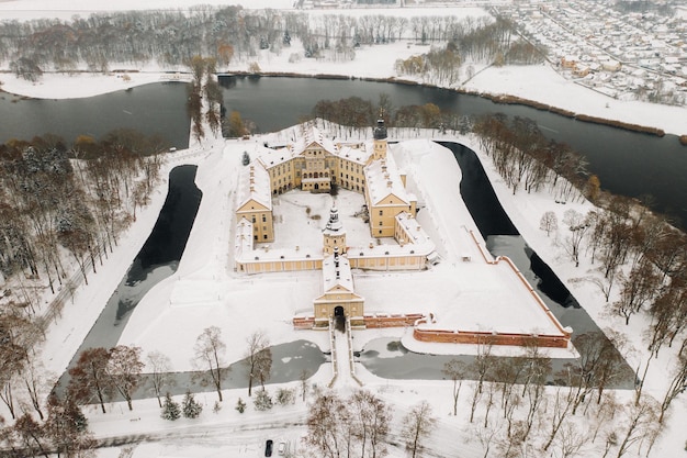 Vista dall'alto del castello di nesvizh in inverno nei castelli della bielorussia