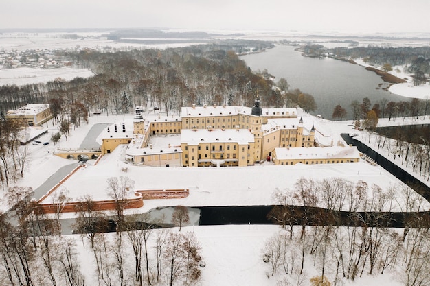 Vista dall'alto del castello di nesvizh in inverno nei castelli della bielorussia