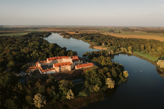Vista dall'alto del castello medievale di Nesvizh, regione di Minsk, Bielorussia.Il castello di Nesvizh.