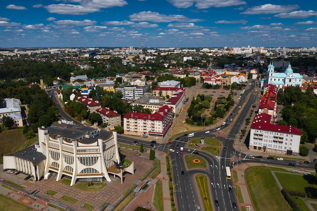 Vista dall'alto del centro della città di Grodno, Bielorussia. Il centro storico con il tetto di tegole rosse, il castello e l'Opera