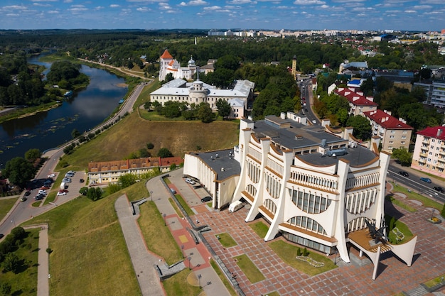 Vista dall'alto del centro della città di Grodno e del teatro dell'opera bianco, Bielorussia. Il centro storico della città con il tetto di tegole rosse, un castello e un teatro dell'opera.