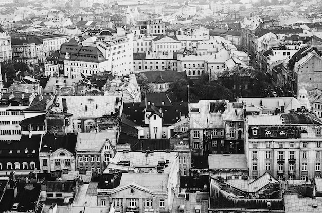 Vista dall'alto del centro della città europea Lviv - una capitale culturale e turistica dell'Ucraina