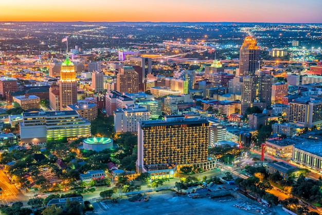 Vista dall'alto del centro di San Antonio in Texas USA al tramonto