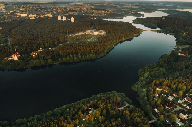 Vista dall'alto del centro medico di Zhdanovichi e del fiume, Minsk, vista dall'altezza del centro medico e del lago Bielorussia.