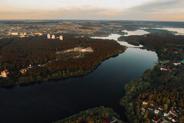 Vista dall'alto del centro medico di Zhdanovichi e del fiume, Minsk, vista dall'alto del centro medico e del lago. Bielorussia.