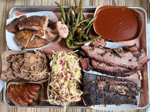 Vista dall'alto del cibo per barbecue sul tavolo