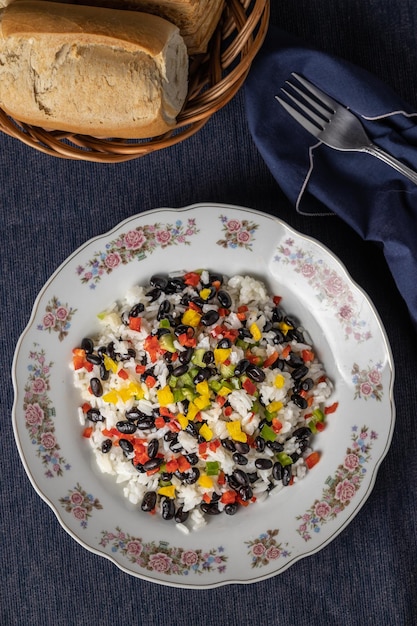 Vista dall'alto del cibo tradizionale nicaraguense Gallo pinto