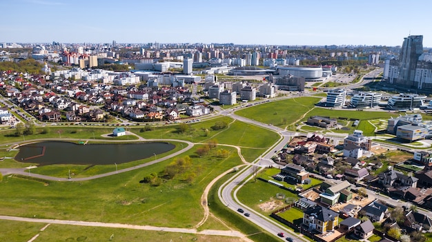 Vista dall'alto del distretto di Drozdy e del complesso sportivo di Minsk Minsk Arena a Minsk.Bielorussia