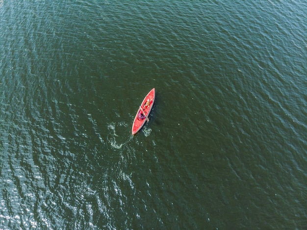 Vista dall'alto del drone aereo in kayak nel mare