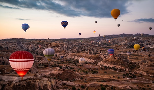 Vista dall'alto del festival delle mongolfiere in cappadocia, turchia