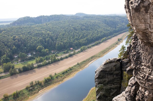 Vista dall'alto del fiume e delle rocce in una giornata di sole in Germania