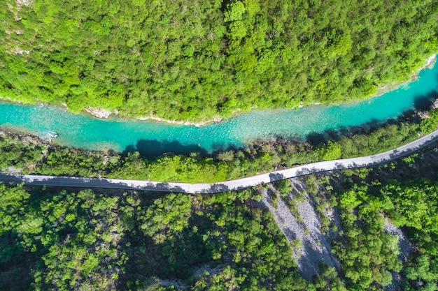 Vista dall'alto del fiume in montagna circondato da una foresta verde