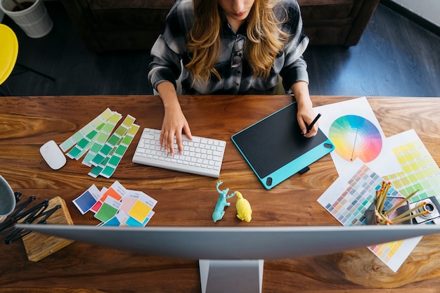 Vista dall'alto del graphic designer al lavoro