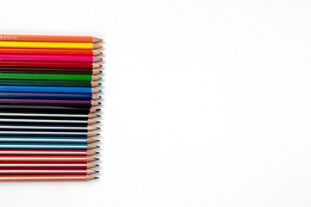 Vista dall'alto del gruppo di matite colorate su sfondo bianco Concetto di ritorno a scuola per il design moderno