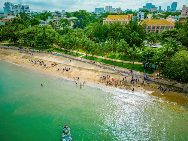 Vista dall'alto del gruppo Volontari che raccolgono rifiuti in bottiglia sulla spiaggia Pulizia della natura volontario ecologia concetto verde Ambiente inquinamento da plastica