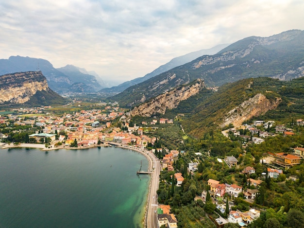 Vista dall'alto del Lago di Garda e del paese di Torbole, scenario alpino