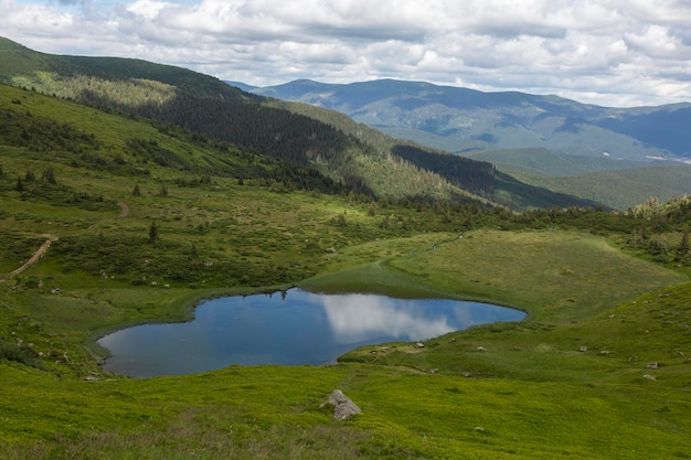 Vista dall'alto del lago di montagna Apshynets circondato dalle montagne