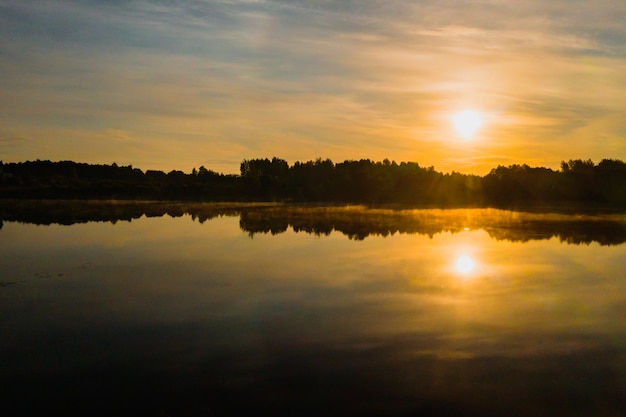 Vista dall'alto del lago Drivyaty nella foresta nel Parco nazionale dei laghi di Braslav al tramonto, i luoghi più belli della città di Belarus.An isola nel lago.Bielorussia.