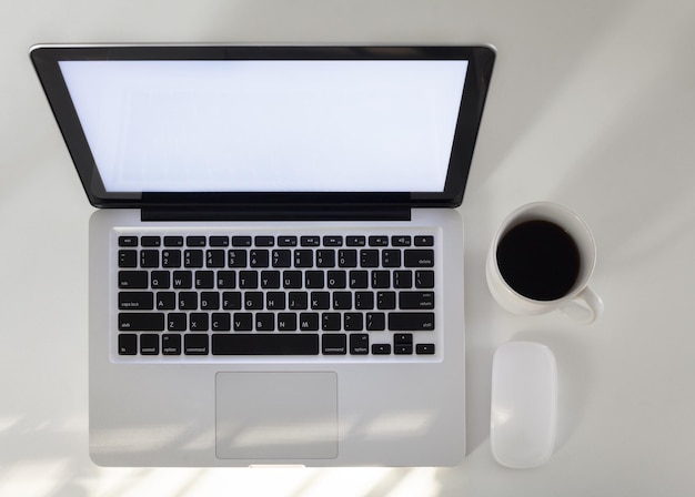 Vista dall'alto del laptop con caffè sul tavolo dell'ufficio